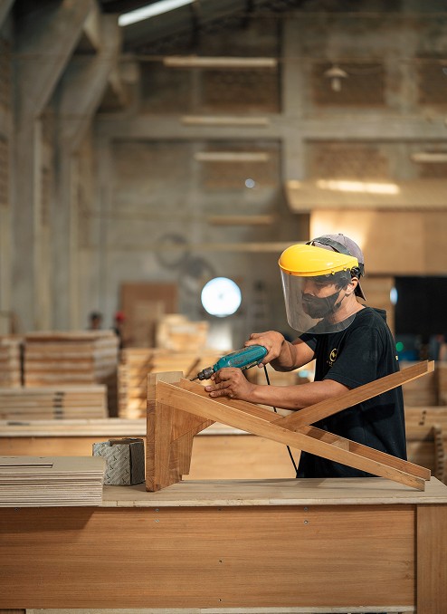 Manggala Furniture is a wood furniture manufacturer specializing in teak furniture production.
