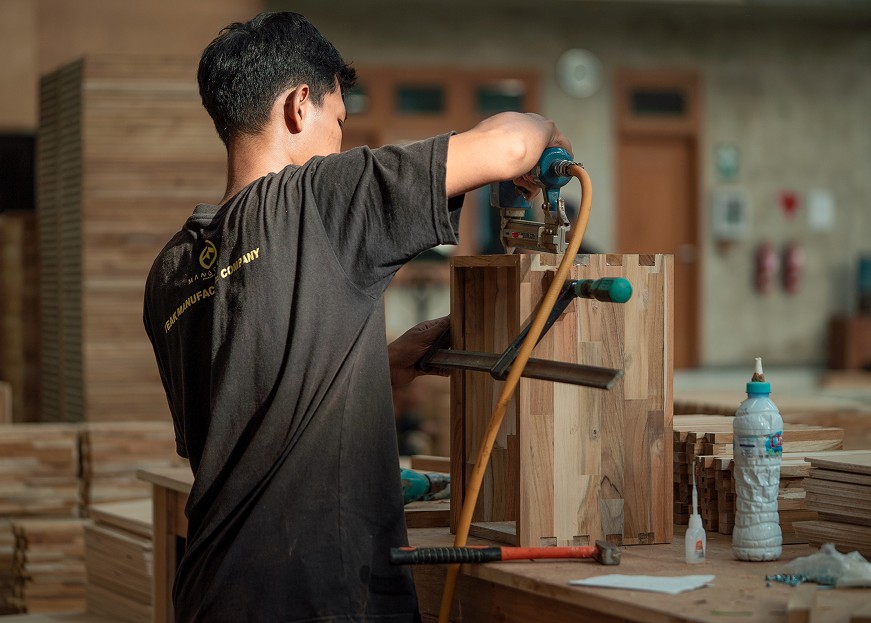 Manggala Furniture adalah produsen furnitur kayu yang mengkhususkan diri pada produksi furnitur berbahan kayu jati.