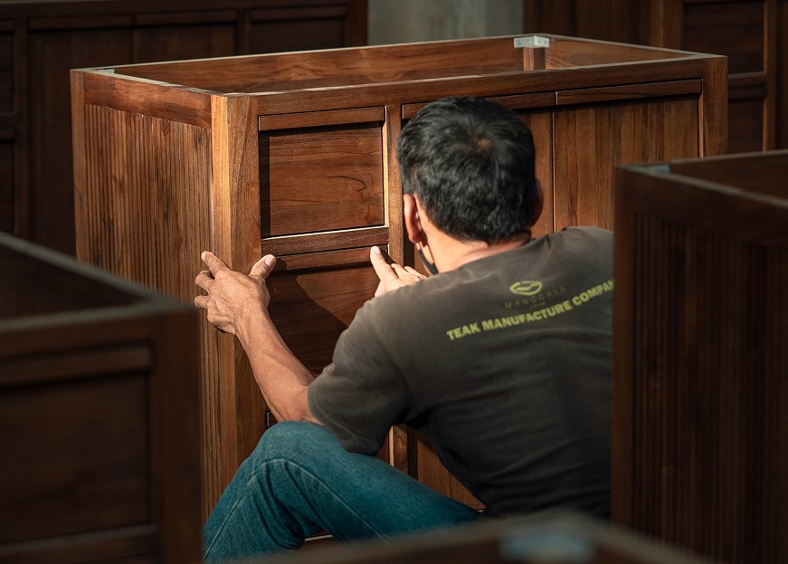Manggala Furniture adalah produsen furnitur kayu yang mengkhususkan diri pada produksi furnitur berbahan kayu jati.