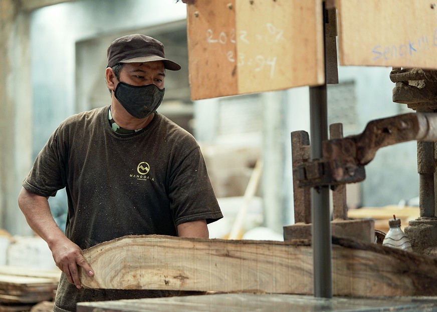 Manggala Furniture adalah produsen furnitur kayu yang mengkhususkan diri pada produksi furnitur berbahan kayu jati.