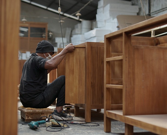 Manggala Furniture is a wood furniture manufacturer specializing in teak furniture production.