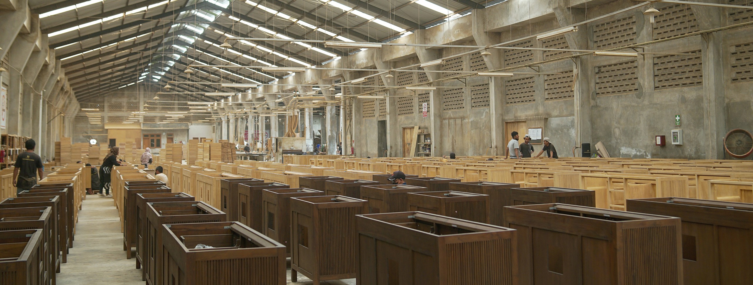 Manggala Furniture is a wood furniture manufacturer specializing in teak furniture production.